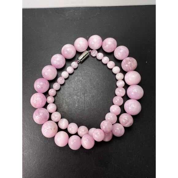 Kunzite graduated beaded 20 inch necklace with 925 magnetic clasp - Picture 8 of 10
